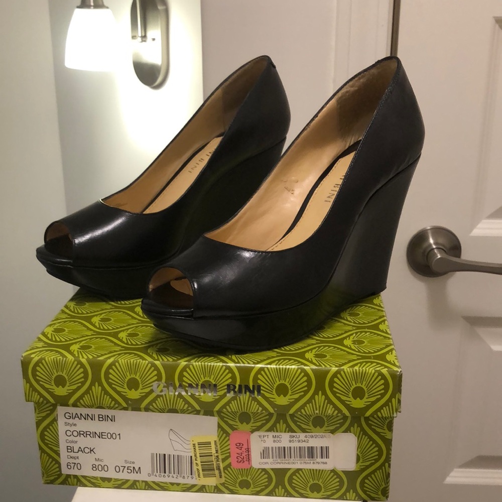Gianni Bini black open toe wedges